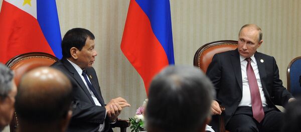 Председник Филипина Родриго Дутерте и председник Русије Владимир Путин током састанка на маргинама самита АПЕЦ-а у Лими - Sputnik Србија
