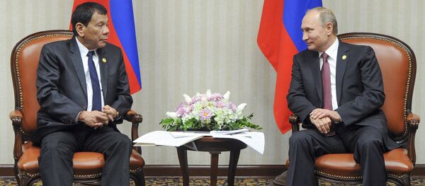 Predsednik Filipina Rodrigo Duterte i predsednik Rusije Vladimir Putin tokom sastanka na marginama Azijsko-pacifičke ekonomske saradnje u Limi Predsednik Filipina Rodrigo Duterte i predsednik Rusije Vladimir Putin tokom sastanka na marginama Azijsko-pacifičke ekonomske saradnje u Limi - Sputnik Srbija