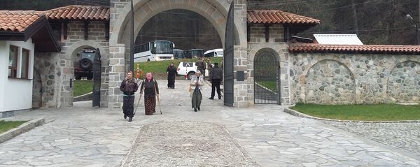 Raseljeni Srbi sa Kosova i Metohije proslavili su manastirsku slavu u Visokim Dečanima. - Sputnik Srbija