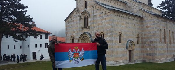 Veliki broj vernika u manastiru Visoki Dečani Veliki broj vernika u manastiru Visoki Dečani - Sputnik Srbija