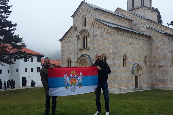 Veliki broj vernika u manastiru Visoki Dečani. - Sputnik Srbija