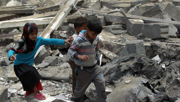 Деца у Јемену шетају преко рушевина у граду Сана. 11. август. 2016 - Sputnik Србија