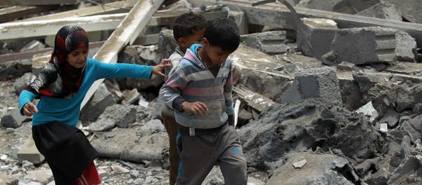 Деца у Јемену шетају преко рушевина у граду Сана. 11. август. 2016 - Sputnik Србија