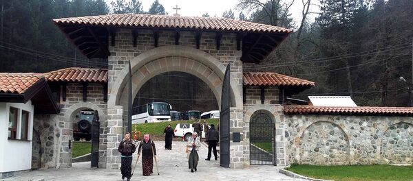 Raseljeni Srbi sa Kosova i Metohije proslavili su manastirsku slavu u Visokim Dečanima i manastiru Devič. - Sputnik Srbija