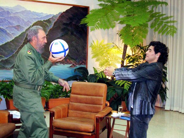 Fidel Kastro i Dijego Maradona u Havani, 26. oktobra 2005. Fidel Kastro i Dijego Maradona u Havani, 26. oktobra 2005. - Sputnik Srbija