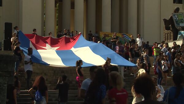 Havanski studenti istakli zastavu Kube u znak sećanja na Kastra - Sputnik Srbija