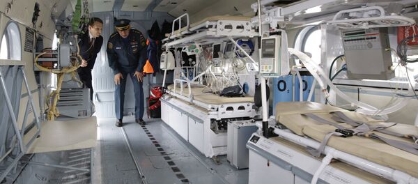 Сергеј Наришкин и Сергеј Шојгу у обиласку мобилне болнице - Sputnik Србија