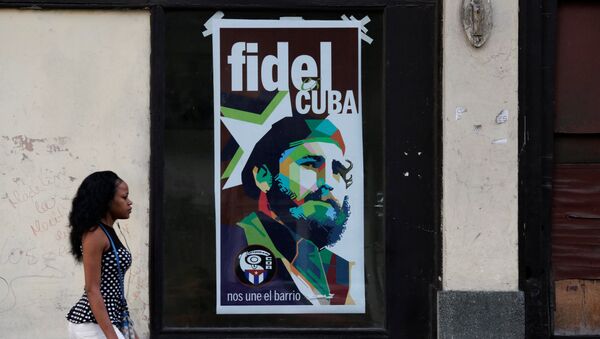 Plakat sa likom nedavno preminulog kubanskog lidera Fidela Kastra - Sputnik Srbija