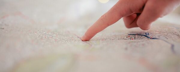 Ruka pokazuje na mapu šta se mora - Sputnik Srbija