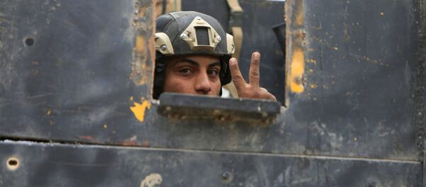 Ирачки војник током борбе против ДАЕШ-а у Мосулу - Sputnik Србија