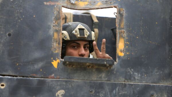 Irački vojnik tokom borbe protiv DAEŠ-a u Mosulu - Sputnik Srbija