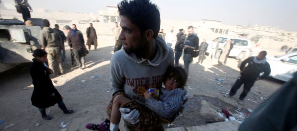 Irački vojnik sa ranjenom devojčicom u Mosulu tokom borbi protiv DAEŠ-a Irački vojnik sa ranjenom devojčicom u Mosulu tokom borbi protiv DAEŠ-a - Sputnik Srbija