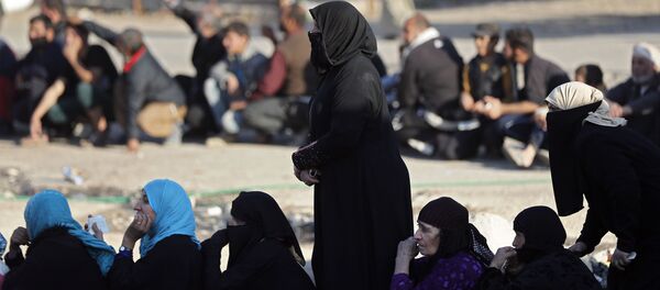 Iračanke čekaju u redu za hranu i vodu u centralnoj četvrti Mosula - Sputnik Srbija