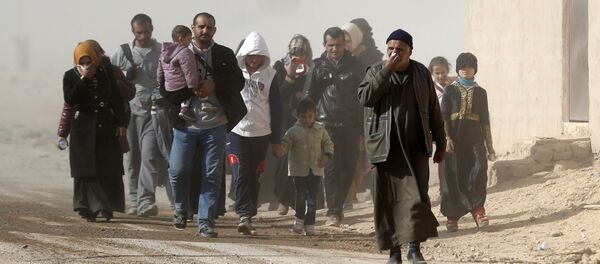 Становници источног дела Мосула током борби против ДАЕШ-а Становници источног дела Мосула током борби против ДАЕШ-а - Sputnik Србија