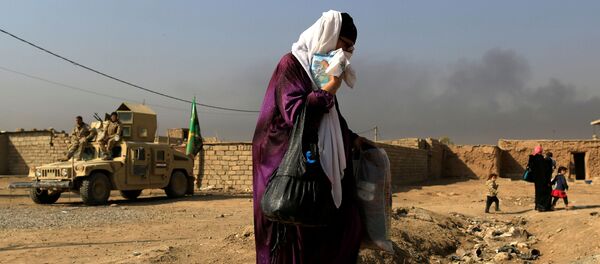 Žena tokom borbi za Mosul Žena tokom borbi za Mosul - Sputnik Srbija