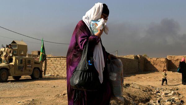 Žena tokom borbi za Mosul - Sputnik Srbija