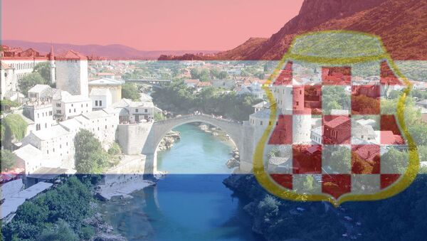 Панорама Мостара види се кроз заставу Херцег-Босне - Sputnik Србија