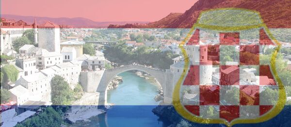 Панорама Мостара види се кроз заставу Херцег-Босне - Sputnik Србија