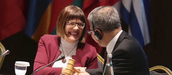 Маја Гојковић предаје чекић Омеру Сердару, 12.01.2016. године - Sputnik Србија