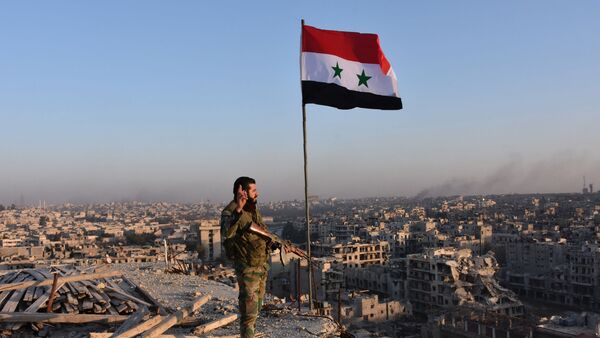 Сиријски војник посматра Алеп - Sputnik Србија