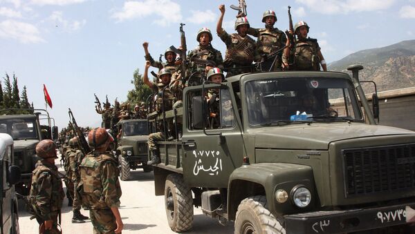 Sirijski vojnici na vojnom vozilu severno od Damaska - Sputnik Srbija
