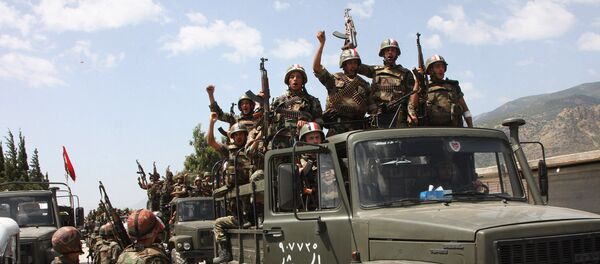 Sirijski vojnici na vojnom vozilu severno od Damaska - Sputnik Srbija