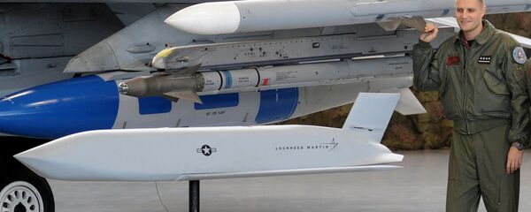 Пољски пилот поред модела крстареће ракете класе ваздух-земља JASSM у војној базу у Познању - Sputnik Србија