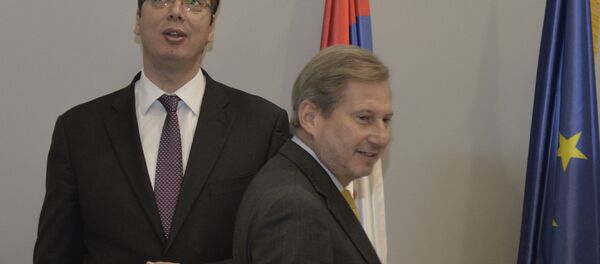 Evropski komesar za susedsku politiku i pregovore o proširenju Johanes Han i premijer Srbije Aleksandar Vučić - Sputnik Srbija