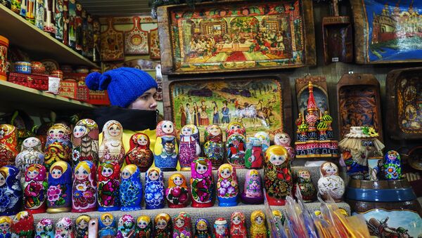 Продажа сувениров на ГУМ-Ярмарке на Красной площади в Москве - Sputnik Србија