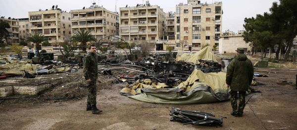 Руски војници прегледају изгорели медицински шатор након напада терориста на војну болницу у западном Алепу - Sputnik Србија