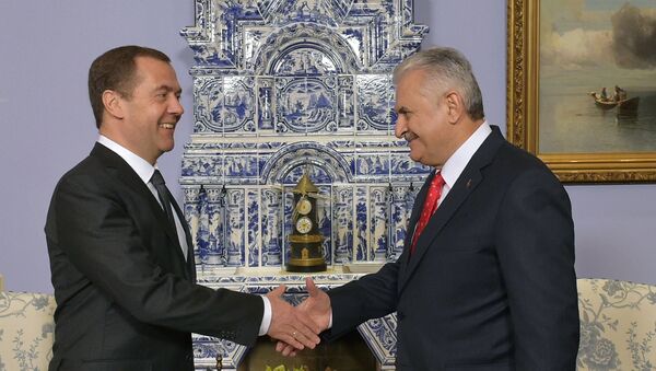 Премијер Русије Дмитриј Медведев и премијер Турске Бинали Јилдирим - Sputnik Србија