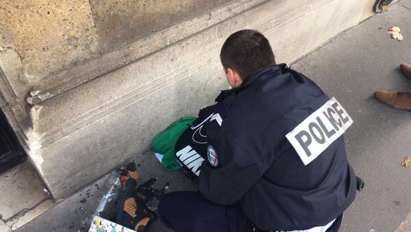 Pripadnici policije u blizini prostorija agencije Sputnjik u Parizu gde je pronađen sumnjiv predmet - Sputnik Srbija