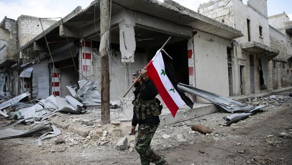 Сиријски војник са подигнутом заставом Сирије у Алепу - Sputnik Србија