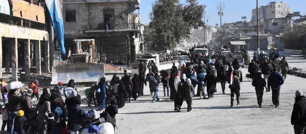 Цивили напуштају источне делове Алепа Цивили напуштају источне делове Алепа - Sputnik Србија