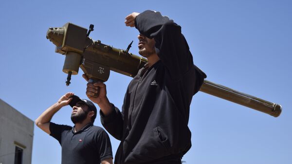 Сиријски побуњеници држе ФН-6 преносиви противваздушни систем у предграђу Хомса - Sputnik Србија