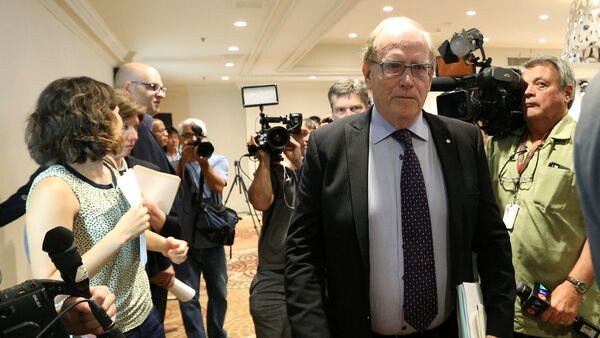 Председник независне комисије ВАДА-е Ричард Мекларен излази са конференције за медије у Торонту - Sputnik Србија
