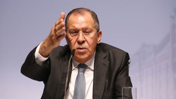 Ministar spoljnih poslova Rusije Sergej Lavrov govori na konferenciji za medije nakon sastanka Saveta ministara OEBS-a u Hamburgu - Sputnik Srbija