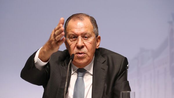 Ministar spoljnih poslova Rusije Sergej Lavrov govori na konferenciji za medije nakon sastanka Saveta ministara OEBS-a u Hamburgu - Sputnik Srbija