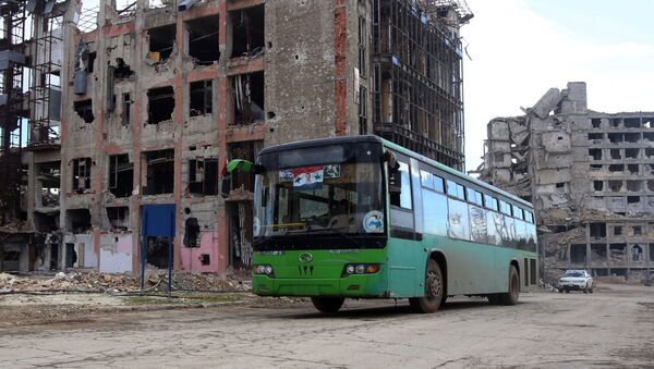 Ruševine i zapaljen autobus u Alepu, Sirija - Sputnik Srbija