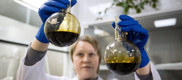 Нафта на испитивању у лабараторији - Sputnik Србија