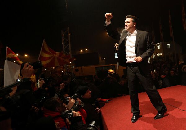 Зоран Заев, лидер СДСМ, обраћа се присталицама у Скопљу после проглашења резултата избора. Зоран Заев, лидер СДСМ, обраћа се присталицама у Скопљу после проглашења резултата избора. - Sputnik Србија