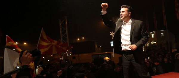Zoran Zaev, lider SDSM, obraća se pristalicama u Skoplju posle proglašenja rezultata izbora. Zoran Zaev, lider SDSM, obraća se pristalicama u Skoplju posle proglašenja rezultata izbora. - Sputnik Srbija