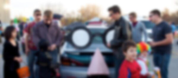 Људи излазе из аутомобила - Sputnik Србија