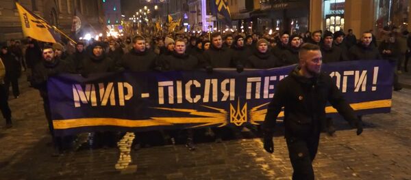 Присталице батаљона „Азов“ прошетали улицама Харкова са бакљама Присталице батаљона „Азов“ прошетали улицама Харкова са бакљама - Sputnik Србија