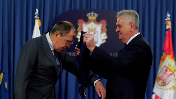 Predsednik Tomislav Nikolić uručuje orden Sergeju Lavrovu - Sputnik Srbija