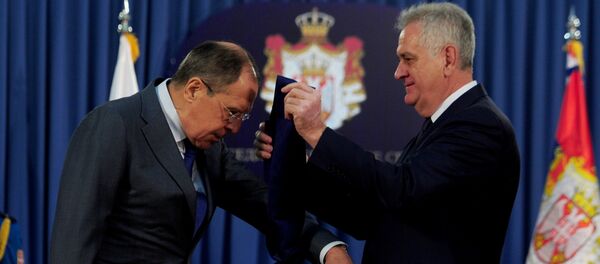 Predsednik Tomislav Nikolić uručuje orden Sergeju Lavrovu - Sputnik Srbija