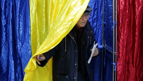 Гласач излази са биралишта на парламентарним изборима у Румунији. - Sputnik Србија