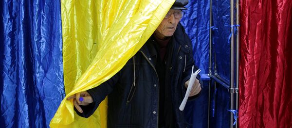 Гласач излази са биралишта на парламентарним изборима у Румунији. - Sputnik Србија