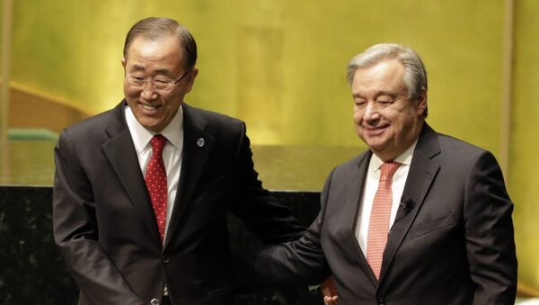 Dosadašnji generalni sekretar UN Ban Ki Mun i novoizabrani generalni sekretar Antonio Gutereš na ceremoniji polaganja zakletve u sedištu UN - Sputnik Srbija