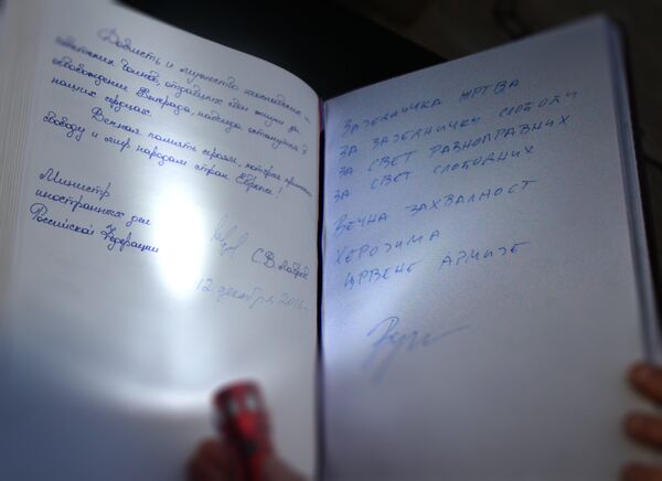 Ове су речи Сергеј Лавров и Александар Вулин уписали у спомен-књигу приликом полагања венаца на Споменик ослободиоцима Београда у Другом светском рату и црвеноармејцу  - Sputnik Србија